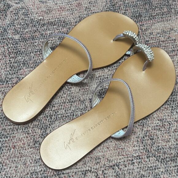 Giuseppe Zanotti Swarovski Crystal-Embellished Toe Ring Metallic Leather Sandals - Picture 4 of 6